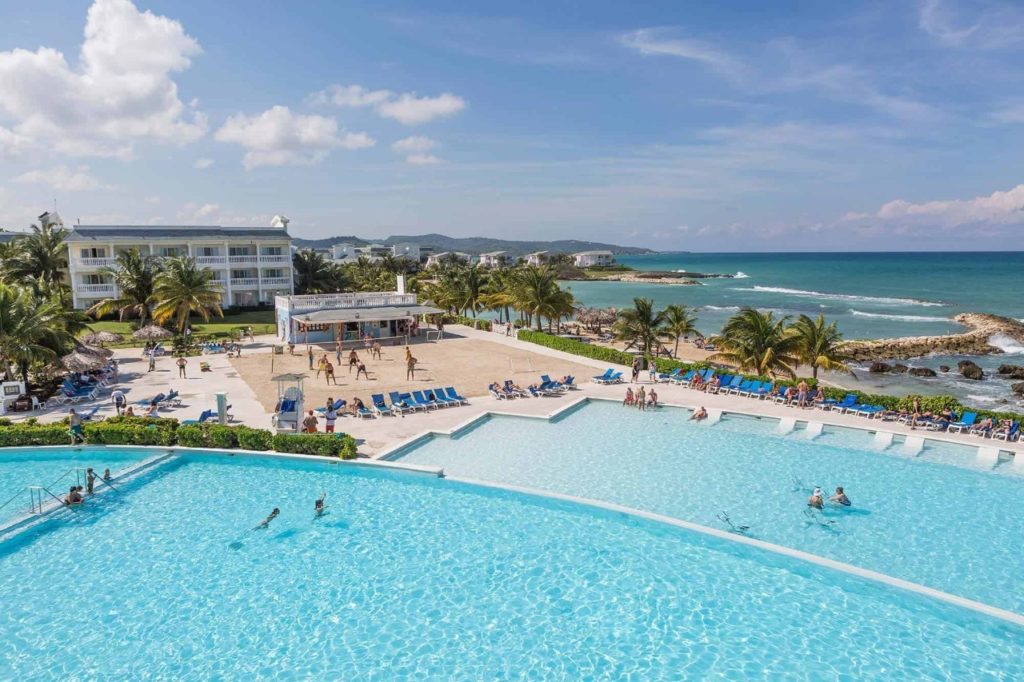 Piscina infinita do Grand Palladium Jamaica Resort & Spa com vista panorâmica para o mar do Caribe.